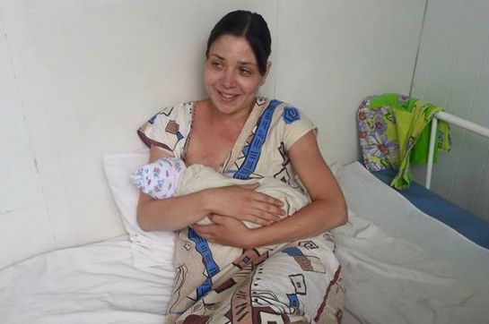 Дочь 30-летней челябинки Ольги Подрядовой появилась на свет перед шлагбаумом родильного дома №5. В их семье это второй ребёнок.