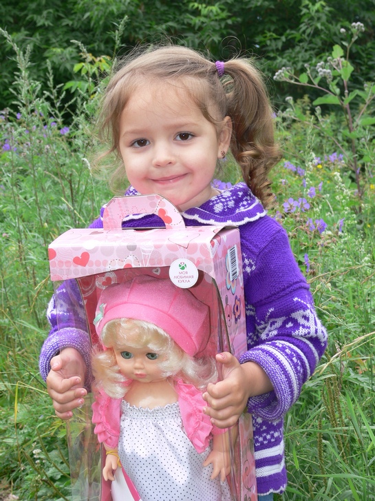 Редакция подарила девочке большую говорящую куклу и большой пакет конфет для всех шестерых детей, которые по воле судьбы стали вынужденными переселенцами.