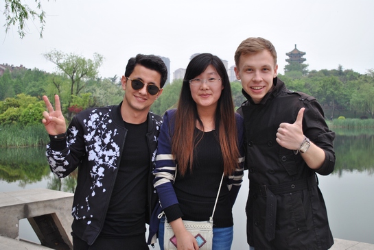  В Китае Роман Швейкин (на фото справа) не только учился, но и обрёл новых друзей по университету – Лона и Ян Лан.