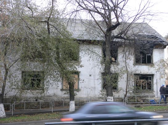  Дом № 27 по улице Ленина был построен в 1931 году. Сегодня от него остались только стены, а внутри он полностью выгорел.