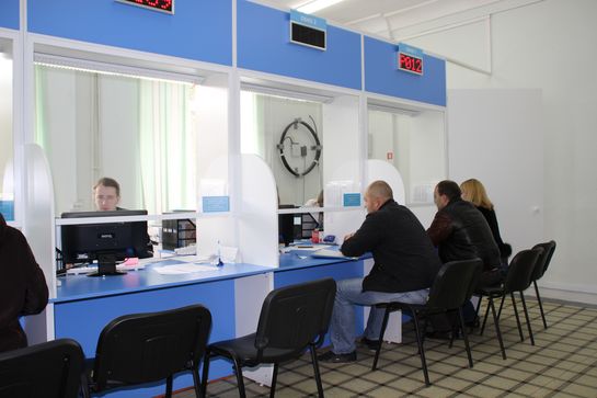 В многофункциональном центре приём документов ведётся в восьми окнах. Ежедневно МФЦ принимает свыше 100 посетителей.