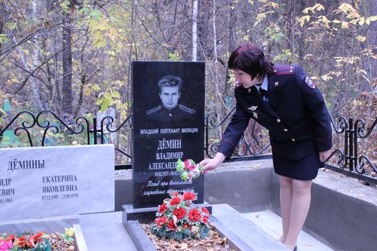 Первые цветы к новому памятнику Владимира Дёмина возложила начальник отделения по работе с личным составом полиции, подполковник Наталия Сергеева.