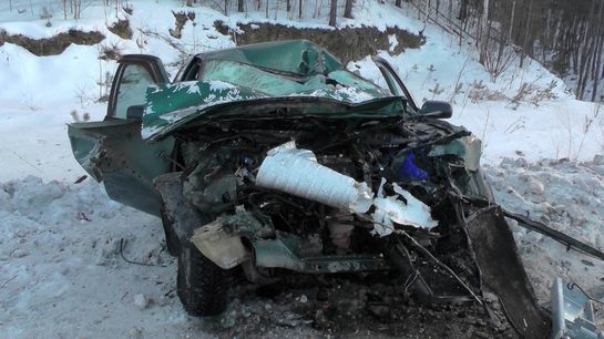 Авария на автодороге Миасс-Карабаш-Кыштым: водитель этого «Ниссана» был пьян,  вылетел на полосу встречного движения и столкнулся с ВАЗом. Он скончался на месте.