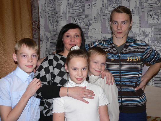  Многодетная мама Екатерина Ступникова со своими детьми – Кириллом, Марьяной, Семёном и Данилом. По её словам, она самая счастливая на свете женщина.