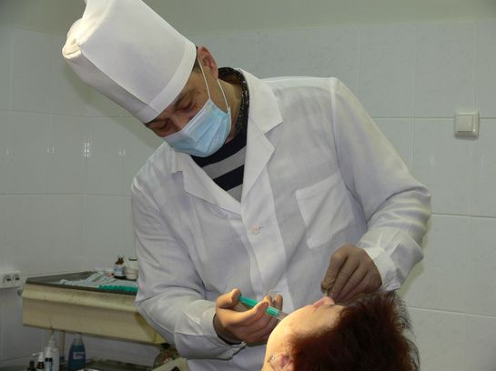 Попасть на приём к стоматологу в городской больнице не так просто: очередь за талонами нужно занимать спозаранку