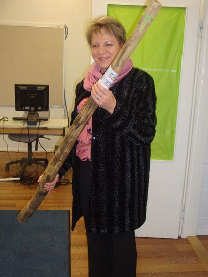  У Валентины Леонидовны Николаевой не воспитательная дубинка, а музыкальный инструмент из Южной Америки. На нём с удовольствием играют финские школьники.