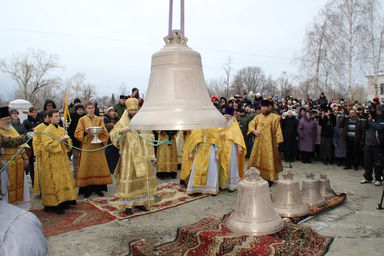 Митрополит Челябинский и Златоустовский Никодим, совершая чин освящения, первым ударил в колокол.