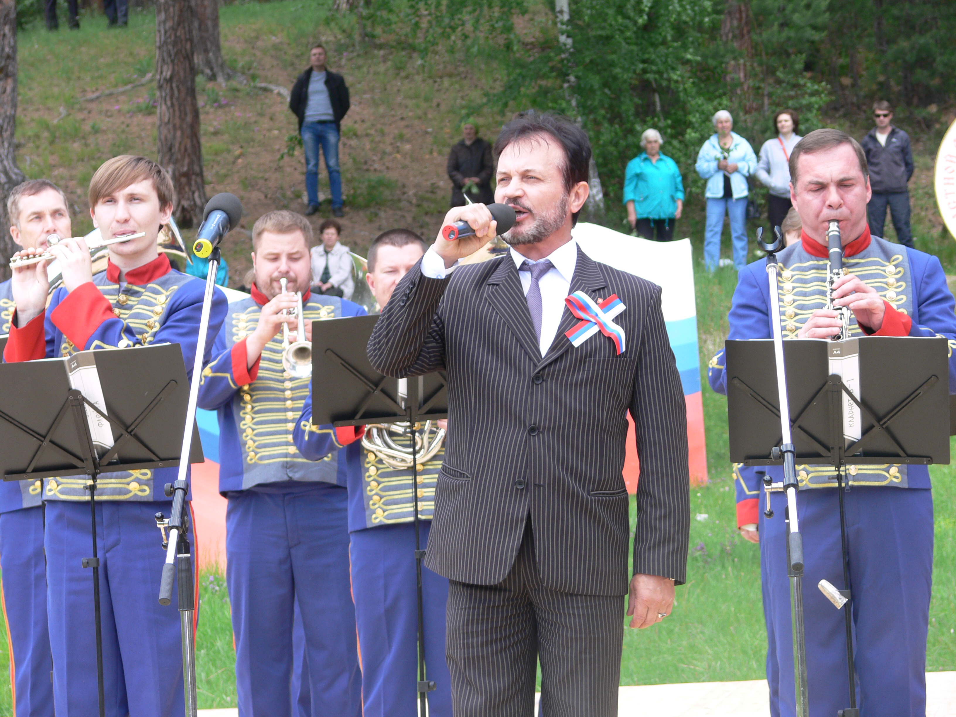 Павел Калачёв исполнил гимн под музыкальное сопровождение оркестра Челябинской филармонии.