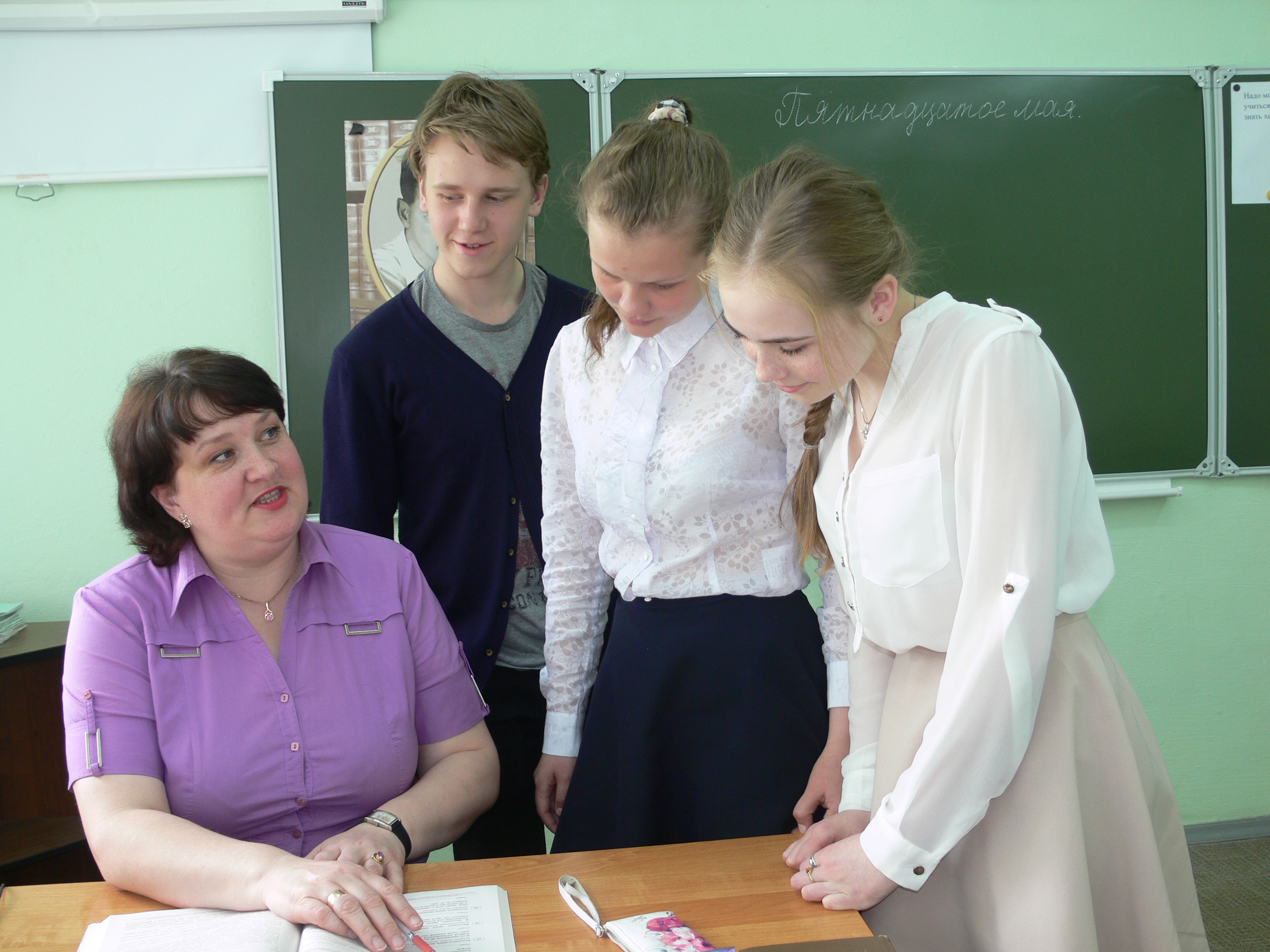 С учителем литературы Мариной Петровной Савиновой  есть о чём поговорить и после урока.