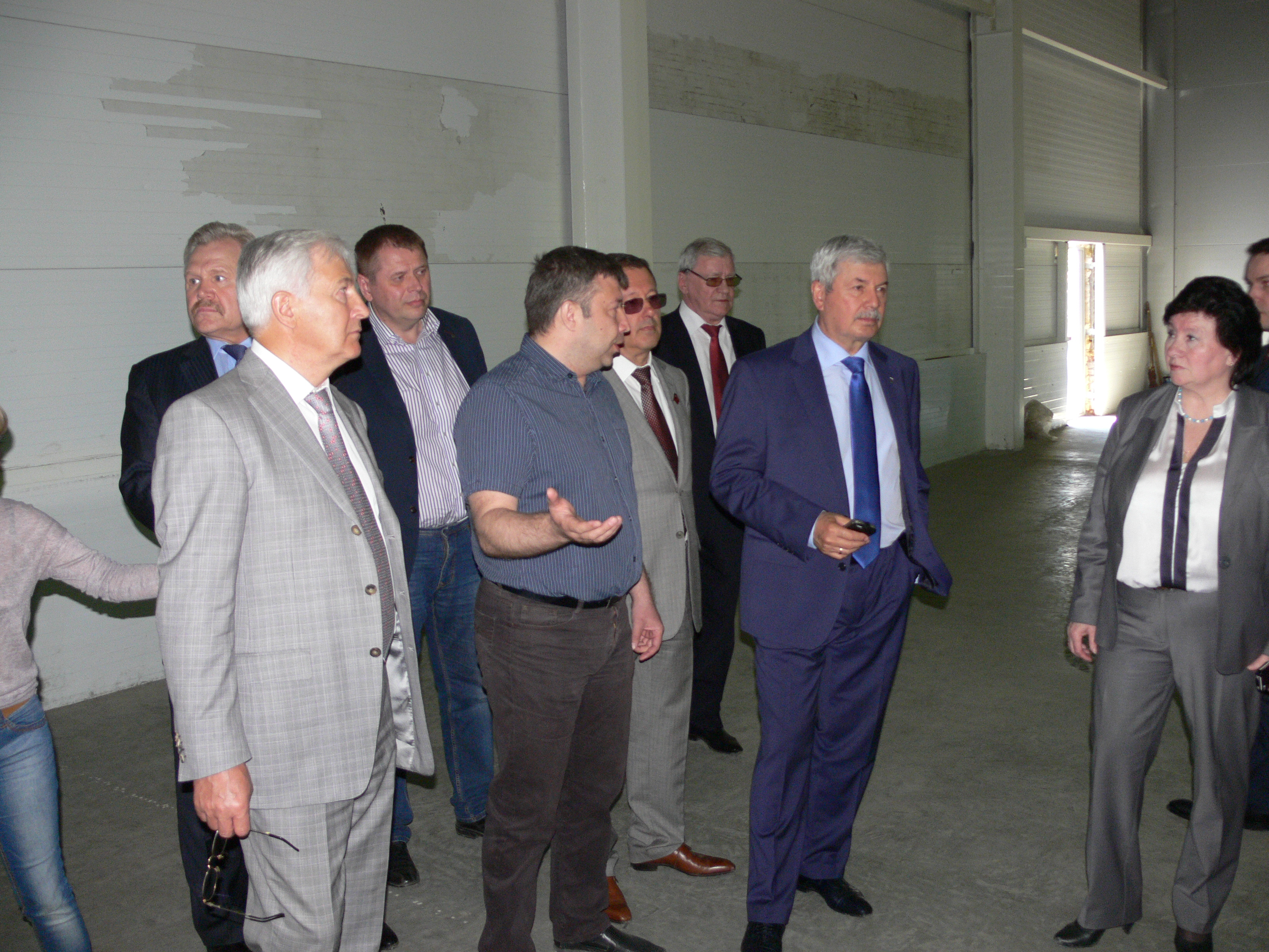  Андрей Перевощиков (в центре) рассказал Владимиру Мякушу (справа) о том, что даст для развития спорта в Кыштыме новый ледовый дворец.