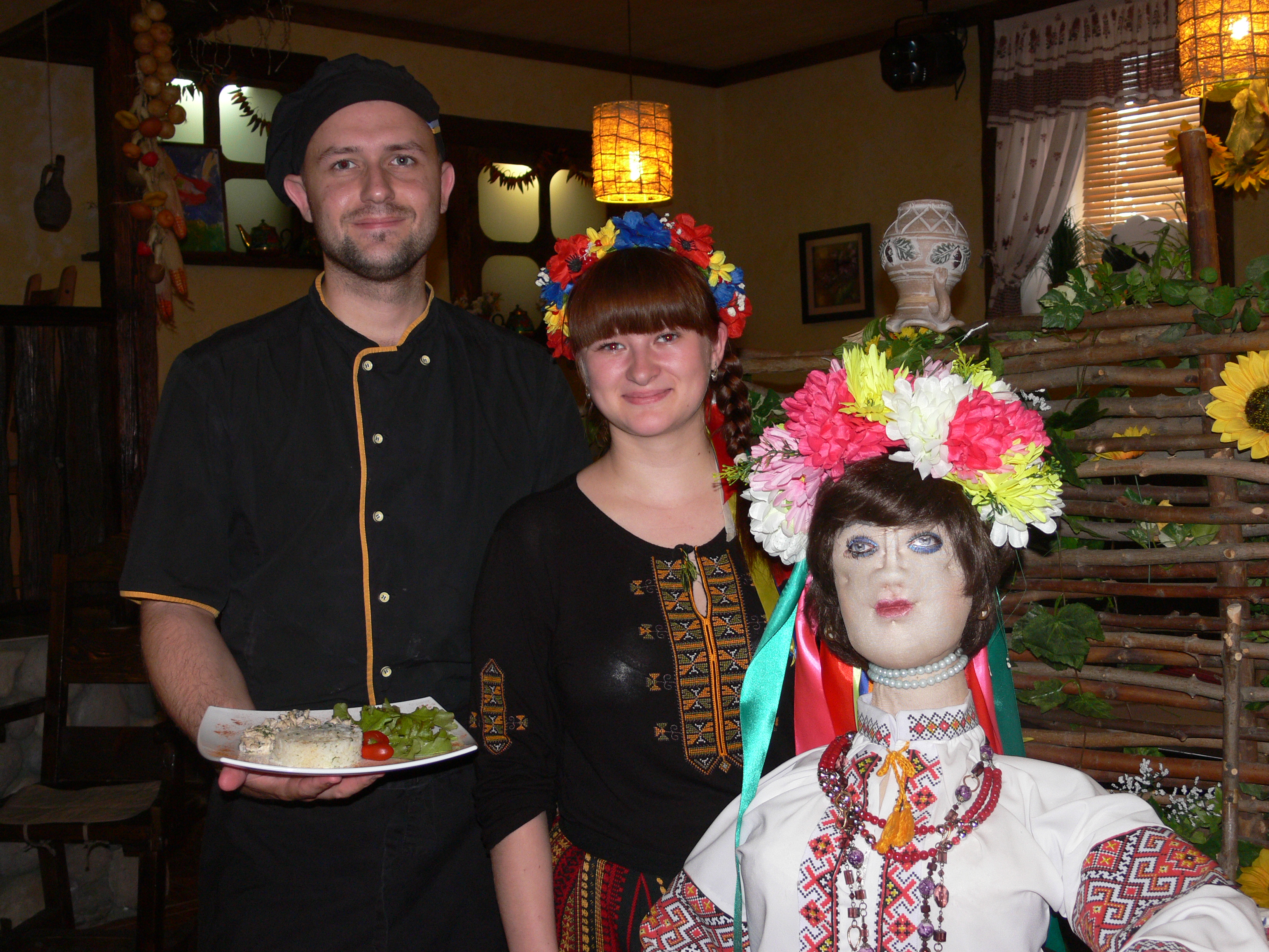 Повар ресторанчика «Хуторок», что на Нижнем Кыштыме, Антон Уфимцев и официант Анастасия Минаева готовы к любым внезапным проверкам.