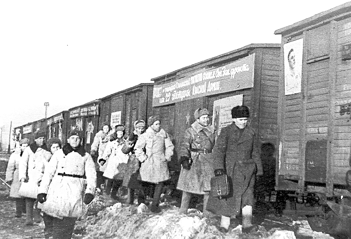 В 1942 году в составе эшелона от Челябинской области  кыштымцы оправили на фронт два вагона подарков.