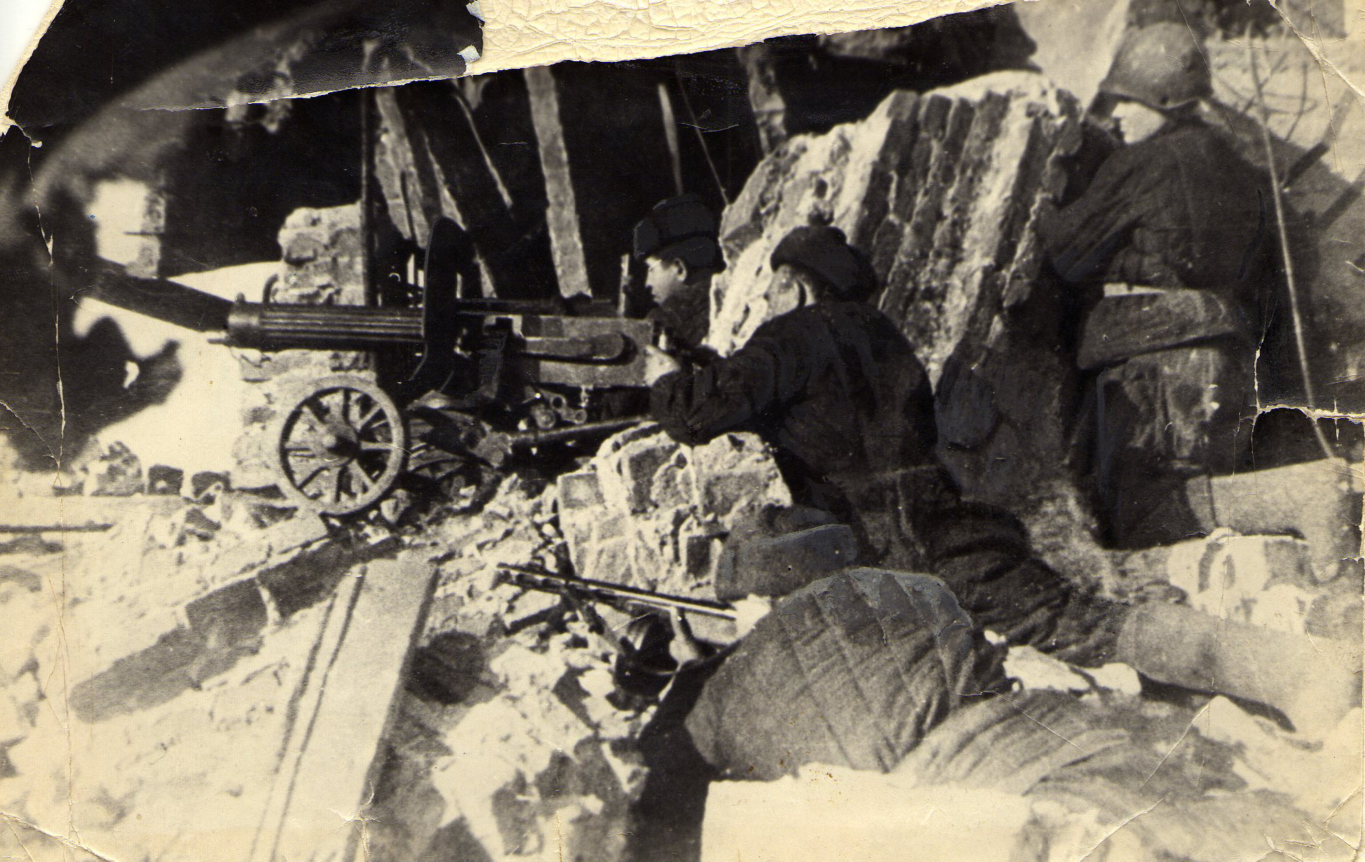 Санинструктор Капа – справа в каске.  Снимок сделан в 1942 году.