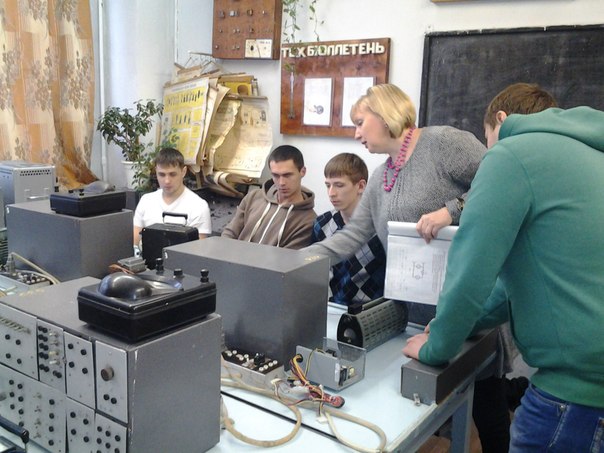 Преподаватель Алёна Викторовна Подомарёва готовит кадры для радиозавода по специальности «Радиоаппаратостроение».