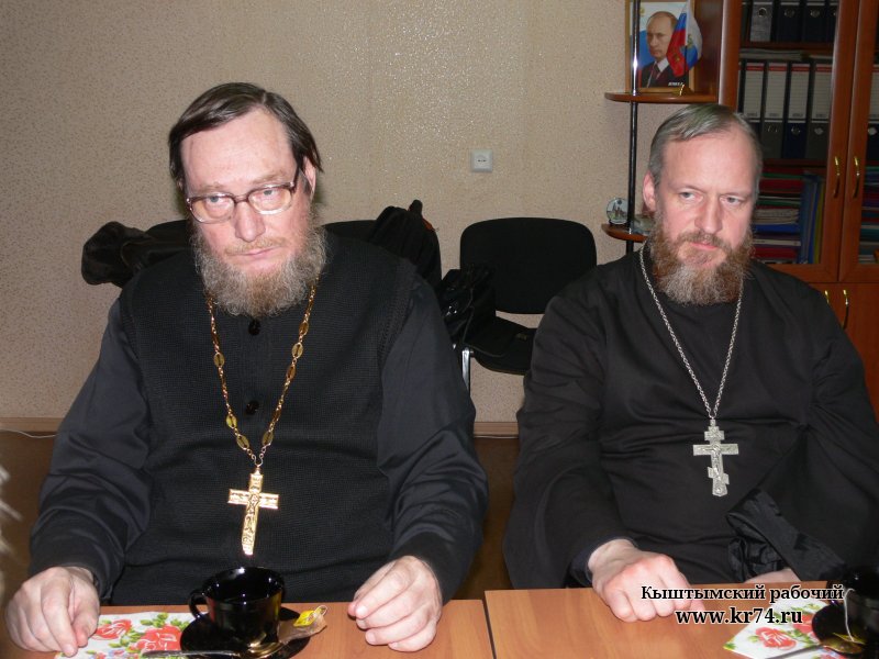Протоирей Андрей Хвыля-Олинтер (слева) и священник Михаил Чирков озабочены множеством сект в России.